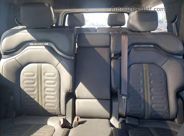 7PDSGABA7RN032856 2024 RIVIAN R1S Gray Вид задніх сидінь