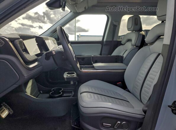 7PDSGABA8PN022947 2023 RIVIAN R1S Gray Вид салону спереду