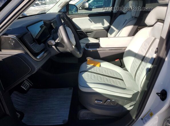 7PDSGABA9RN043969 2024 RIVIAN R1S Белый Вид салона спереди