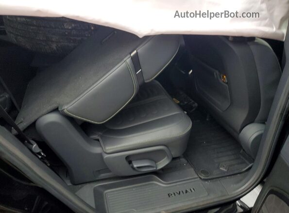 7PDSGABL5NN002542 2022 RIVIAN R1S Black Vista interior trasera