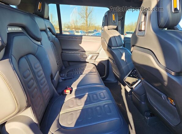 7PDSGABL9NN001488 2022 RIVIAN R1S Green Rear seats view