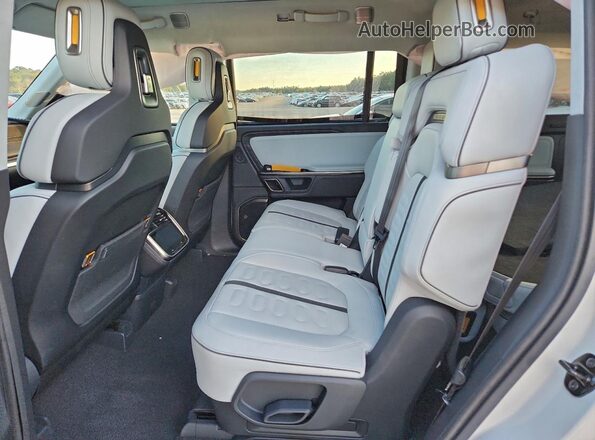 7PDSGABLXPN008551 2023 RIVIAN R1S White Вид задньої частини салону