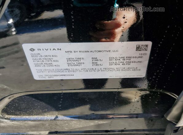 7PDSGBBA9RN033044 2024 RIVIAN R1S Black Widok komory silnika