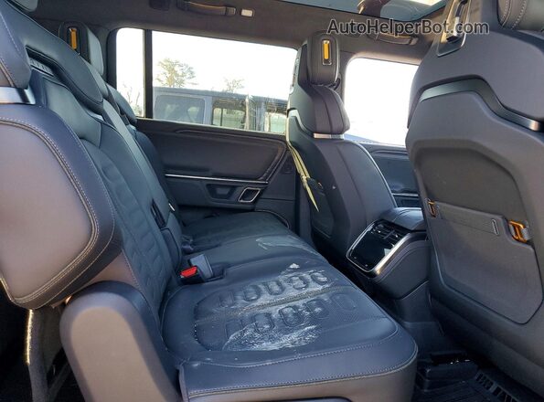 7PDSGBBA9RN033044 2024 RIVIAN R1S Black Widok tylnych siedzeń