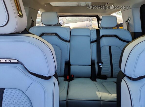 7PDSGCBA3TN084858 2026 RIVIAN R1S White Вид задніх сидінь