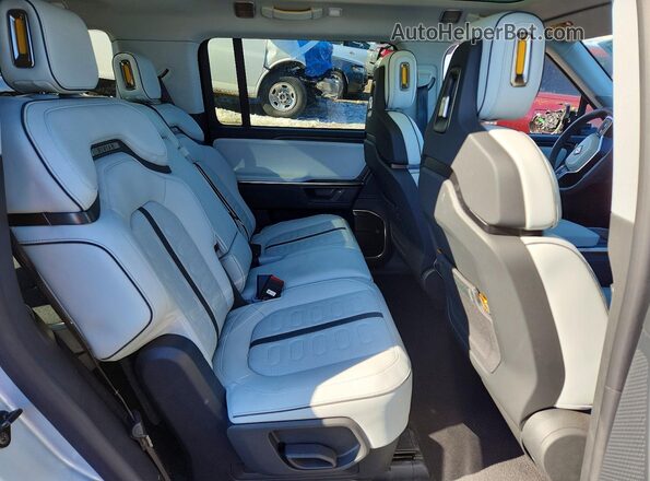 7PDSGCBA3TN084858 2026 RIVIAN R1S White Вид задньої частини салону