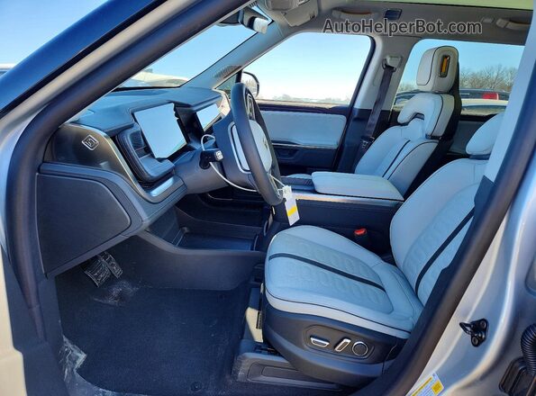 7PDSGCBA3TN084858 2026 RIVIAN R1S White Вид салону спереду