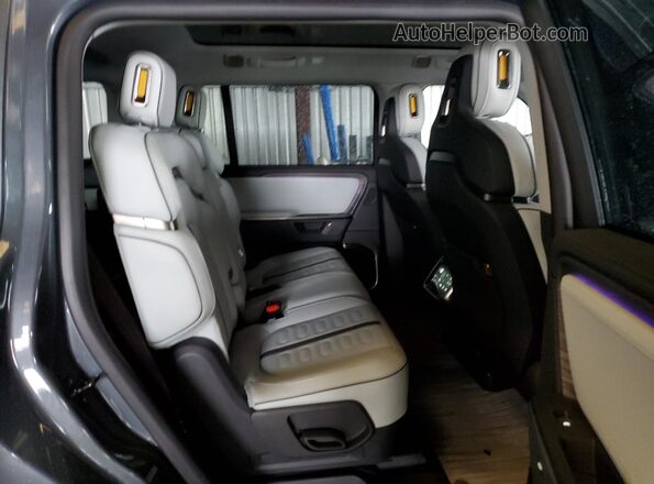 7PDSGCBA8TN079297 2026 RIVIAN R1S Gray Вид задньої частини салону