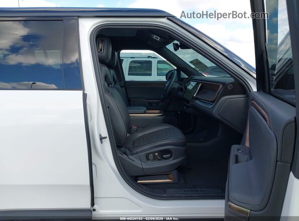 7PDSGCBPXSN057904 2025 RIVIAN R1S White წინა სალონის ხედი