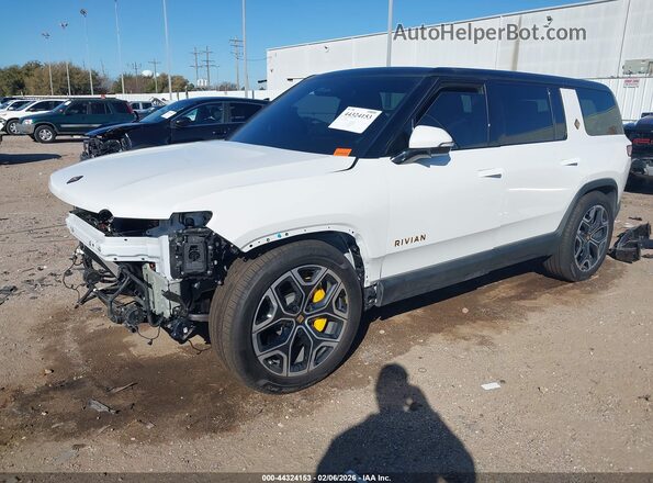 7PDSGCBPXSN057904 2025 RIVIAN R1S White წინა მარცხენა ხედი სამი მეოთხედიდან