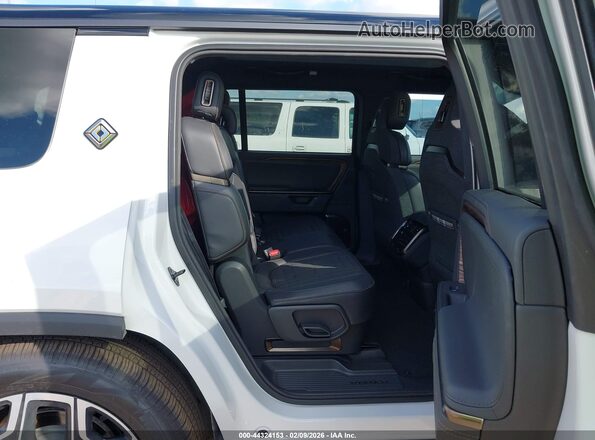 7PDSGCBPXSN057904 2025 RIVIAN R1S White VIN კოდის სტიკერის ხედი