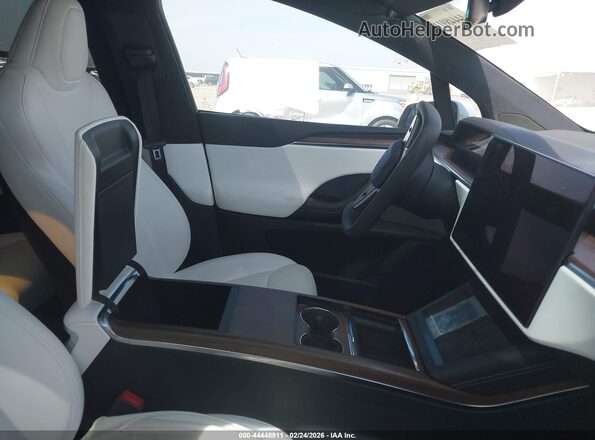 7SAXCBE50PF402413 2023 TESLA MODEL X Белый Вид салона спереди