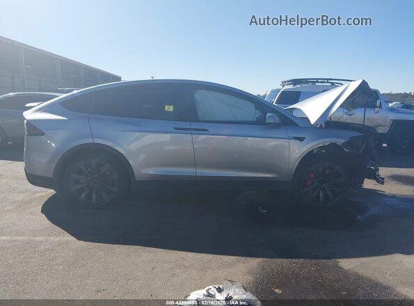 7SAXCBE69RF453873 2024 TESLA MODEL X Silver Rear interior view