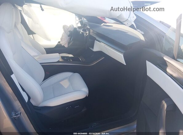 7SAXCBE69RF453873 2024 TESLA MODEL X Silver Front interior view