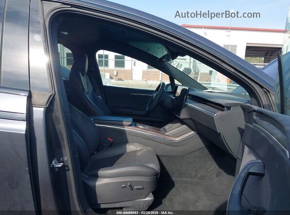 7SAXCDE57RF458752 2024 TESLA MODEL X Gray Widok wnętrza z przodu