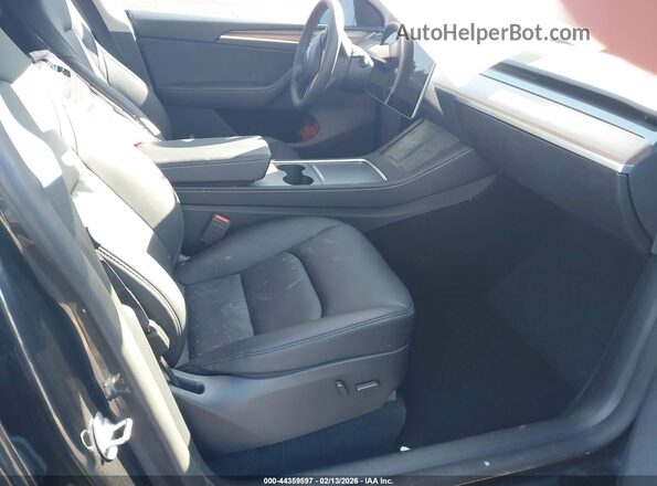 7SAYGAEE4RF029320 2024 TESLA MODEL Y Gray Front interior view