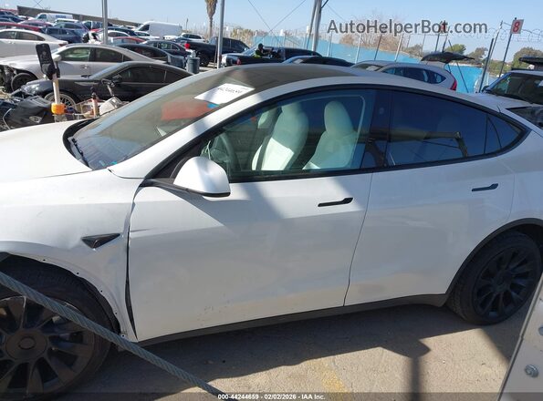 7SAYGAEEXPF800652 2023 TESLA MODEL Y White Widok wnętrza 360 stopni