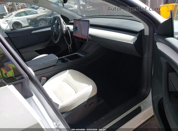 7SAYGAEEXPF800652 2023 TESLA MODEL Y White Widok wnętrza z przodu