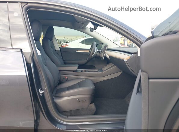 7SAYGDED0SA353733 2025 TESLA MODEL Y Серый Вид салона спереди