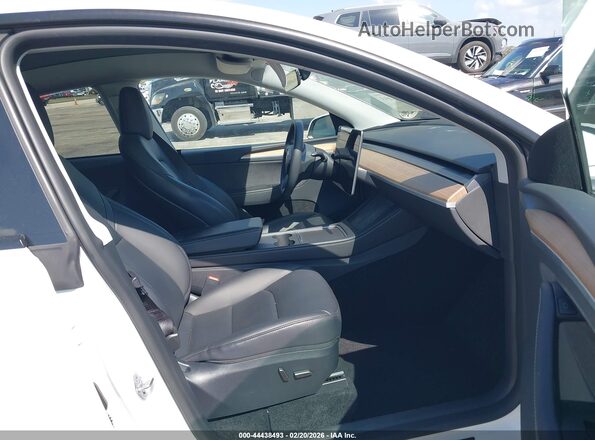 7SAYGDED5RA326621 2024 TESLA MODEL Y White Vista interior delantera