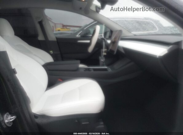 7SAYGDED5SF221182 2025 TESLA MODEL Y Gray წინა სალონის ხედი