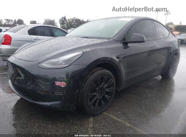 7SAYGDED5SF221182 2025 TESLA MODEL Y Gray წინა მარცხენა ხედი სამი მეოთხედიდან