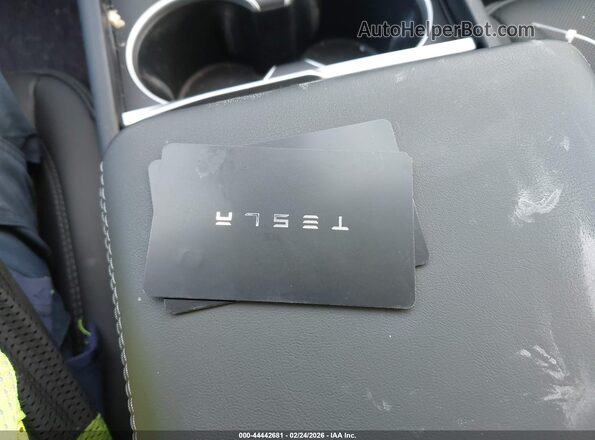 7SAYGDED5TF459762 2026 TESLA MODEL Y Gray Vista del salpicadero