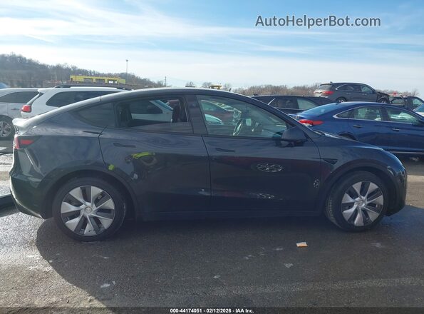 7SAYGDED7RF087317 2024 TESLA MODEL Y Gray Widok wnętrza z tyłu