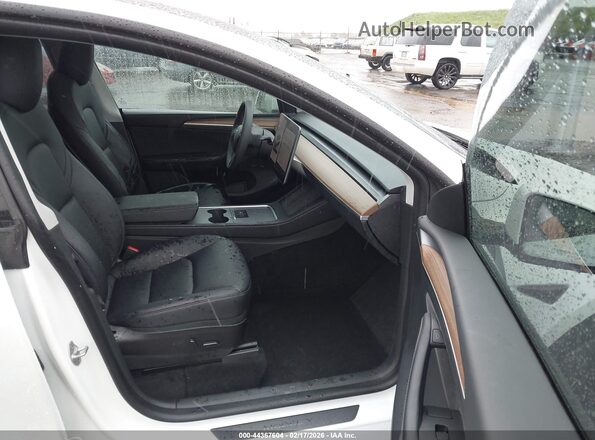 7SAYGDEE0NF555200 2022 TESLA MODEL Y White Вид салону спереду