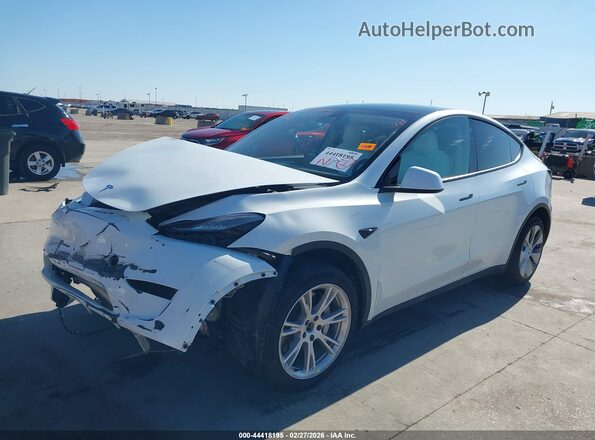 7SAYGDEE0PA090711 2023 TESLA MODEL Y White Առջևի ձախ երեք քառորդ տեսարան