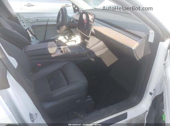 7SAYGDEE0SA348668 2025 TESLA MODEL Y White Widok wnętrza z przodu