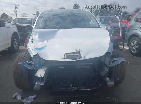 7SAYGDEE0SA348668 2025 TESLA MODEL Y White Widok wnętrza z tyłu