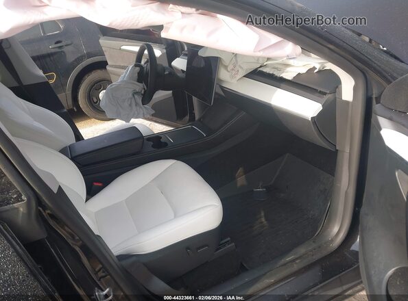 7SAYGDEE1RF204639 2024 TESLA MODEL Y Черный Вид салона спереди