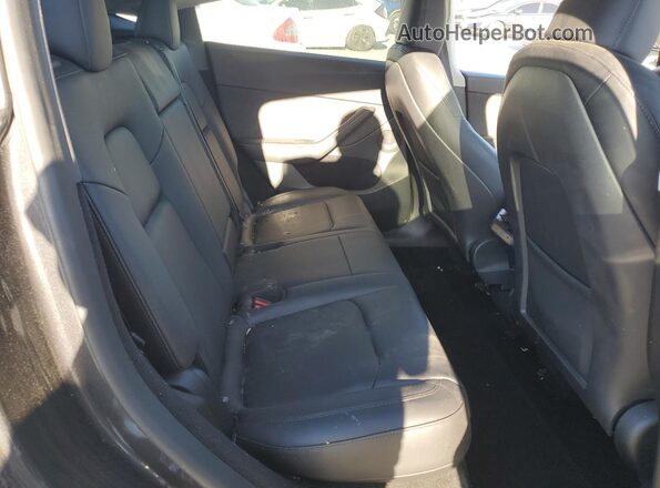 7SAYGDEE3RF031934 2024 TESLA MODEL Gray Widok wnętrza z tyłu