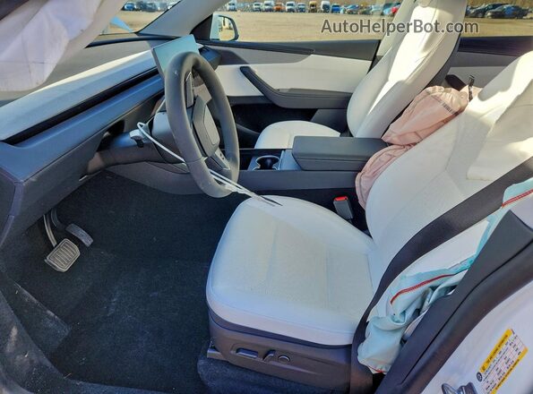 7SAYGDEE5TA478950 2026 TESLA MODEL White წინა სალონის ხედი