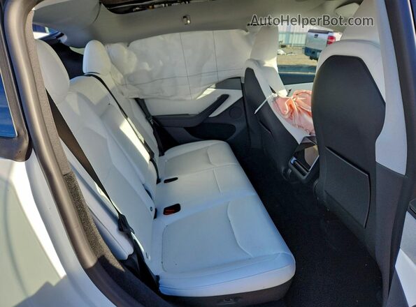 7SAYGDEE5TA478950 2026 TESLA MODEL White უკანა სავარძლების ხედი