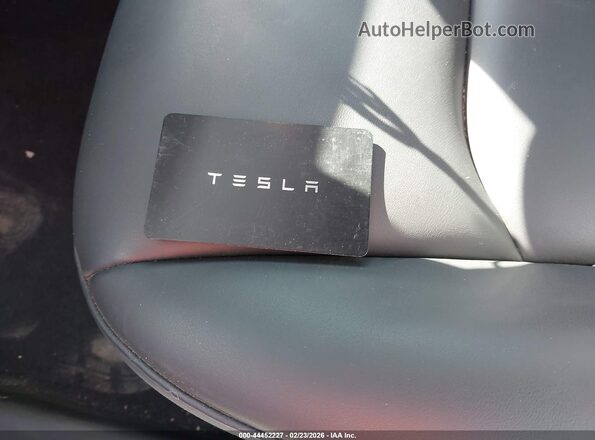 7SAYGDEE6RA305317 2024 TESLA MODEL Y Black Հետևի տեսք