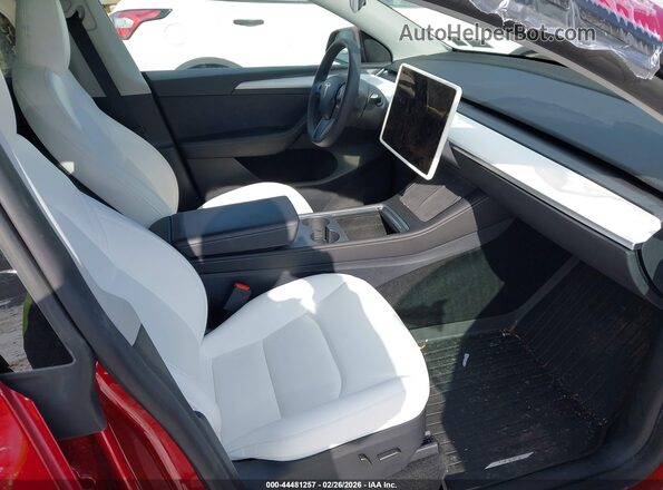 7SAYGDEE6SF302295 2025 TESLA MODEL Y Red Widok wnętrza z przodu
