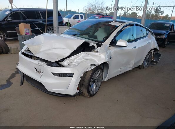 7SAYGDEE7TF516004 2026 TESLA MODEL Y White Առջևի ձախ երեք քառորդ տեսարան