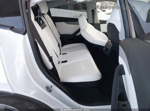 7SAYGDEE7TF516004 2026 TESLA MODEL Y White VIN կոդի պիտակի տեսք