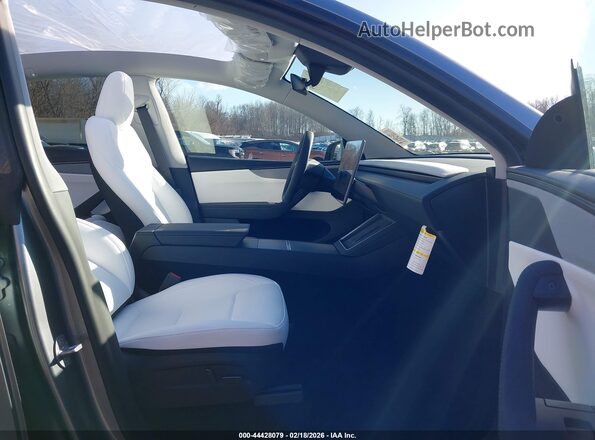 7SAYGDEE7TF567082 2026 TESLA MODEL Y Gray Front interior view