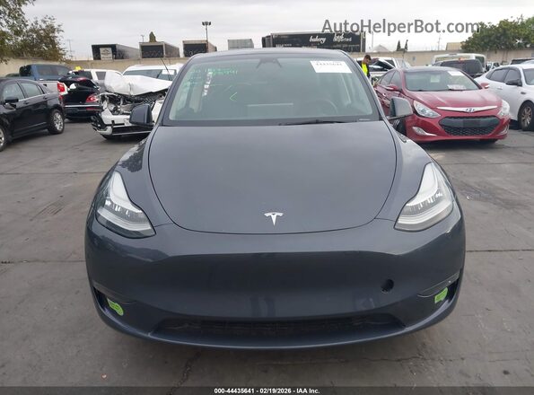 7SAYGDEE8PA078726 2023 TESLA MODEL Y Gray Widok wnętrza z tyłu