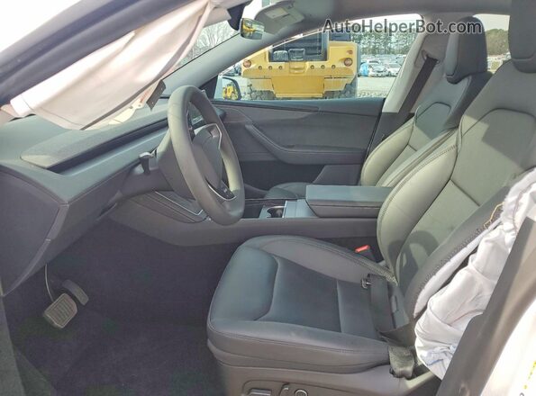 7SAYGDEE8TA390345 2026 TESLA MODEL White Vista interior delantera