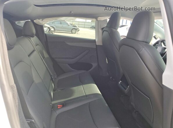 7SAYGDEE8TA390345 2026 TESLA MODEL White Vista de los asientos traseros