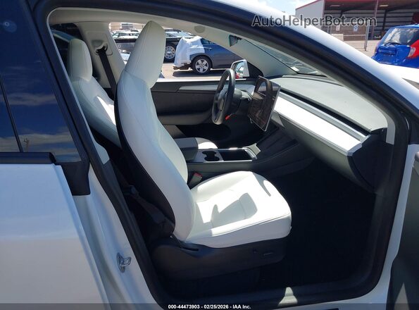 7SAYGDEE9PF685169 2023 TESLA MODEL Y White Вид салону спереду