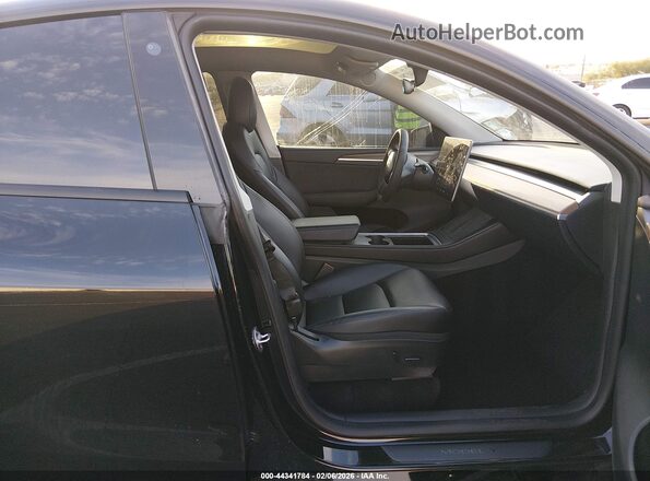 7SAYGDEF1NF575190 2022 TESLA MODEL Y Черный Вид салона спереди