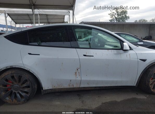 7SAYGDEF5NF410534 2022 TESLA MODEL Y White Rear interior view