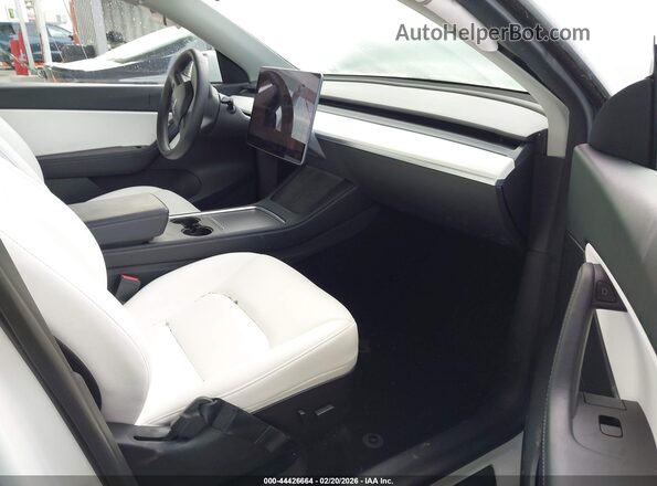 7SAYGDEF5NF410534 2022 TESLA MODEL Y White Front interior view