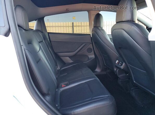 7SAYGDEF7NF494758 2022 TESLA MODEL White უკანა სალონის ხედი