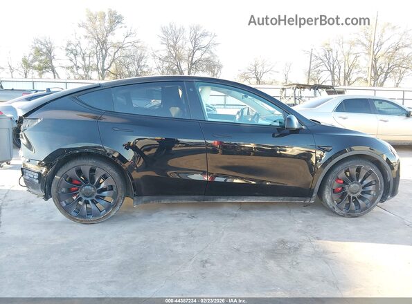 7SAYGDEF9NF313627 2022 TESLA MODEL Y Black Rear interior view